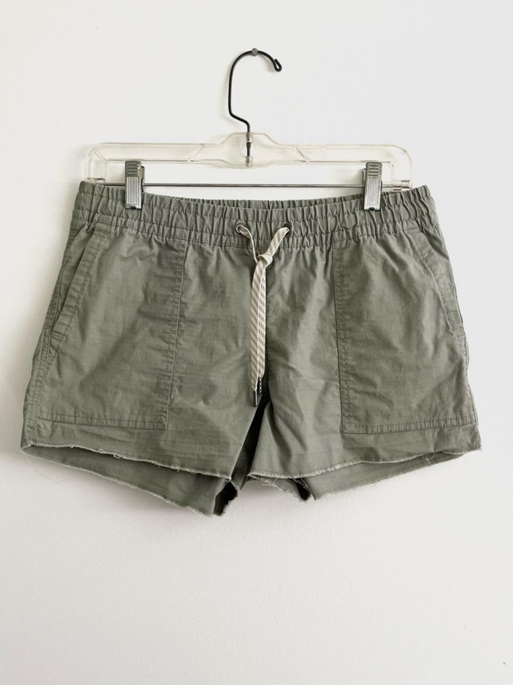 Vuori Light Olive Green Women's Ripstop Lightweight Shorts Size Small